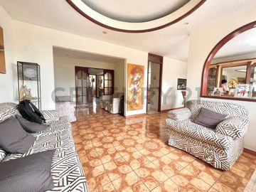 SE VENDE HERMOSA CASA CON LOCAL COMERCIAL EN EL CORAZÓN DE SURQUILLO DE 4 PISOS