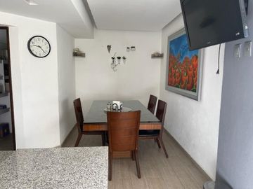 Departamento Totalmente Remodelado en Renta en Frondoso Lomas Country.