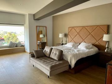 Departamento Totalmente Remodelado en Renta en Frondoso Lomas Country.