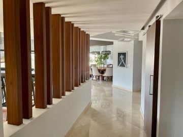 Departamento Totalmente Remodelado en Renta en Frondoso Lomas Country.