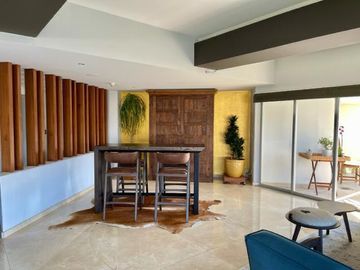 Departamento Totalmente Remodelado en Renta en Frondoso Lomas Country.