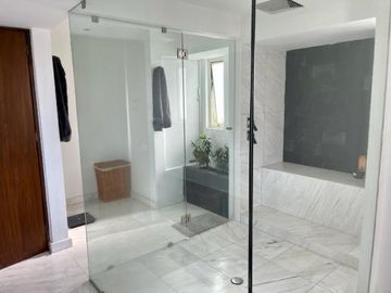 Departamento Totalmente Remodelado en Renta en Frondoso Lomas Country.