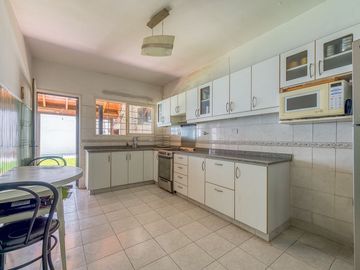 Venta casa 4 ambientes C/ quincho y pileta