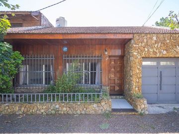 Venta casa 4 ambientes C/ quincho y pileta