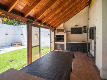 Venta casa 4 ambientes C/ quincho y pileta