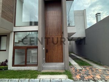 En Venta casa de 3 dormitorios c/piscina y jacuzzi en Cumbayá Vía Santa Inés