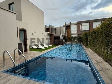 En Venta casa de 3 dormitorios c/piscina y jacuzzi en Cumbayá Vía Santa Inés