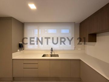 En Venta casa de 3 dormitorios c/piscina y jacuzzi en Cumbayá Vía Santa Inés