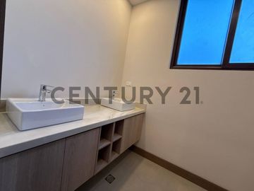 En Venta casa de 3 dormitorios c/piscina y jacuzzi en Cumbayá Vía Santa Inés