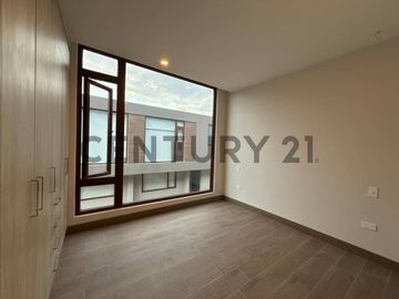 En Venta casa de 3 dormitorios c/piscina y jacuzzi en Cumbayá Vía Santa Inés