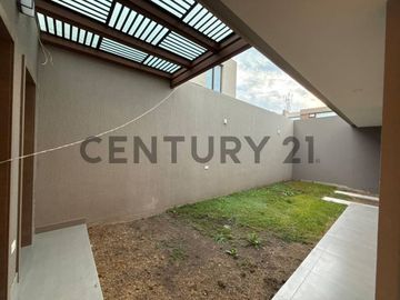 En Venta casa de 3 dormitorios c/piscina y jacuzzi en Cumbayá Vía Santa Inés