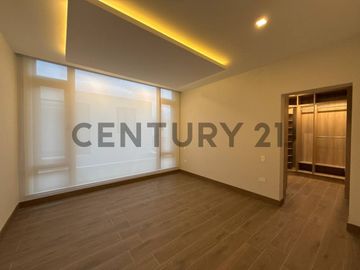 En Venta casa de 3 dormitorios c/piscina y jacuzzi en Cumbayá Vía Santa Inés