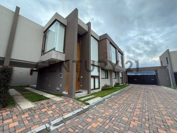En Venta casa de 3 dormitorios c/piscina y jacuzzi en Cumbayá Vía Santa Inés