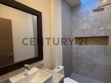 En Venta casa de 3 dormitorios c/piscina y jacuzzi en Cumbayá Vía Santa Inés