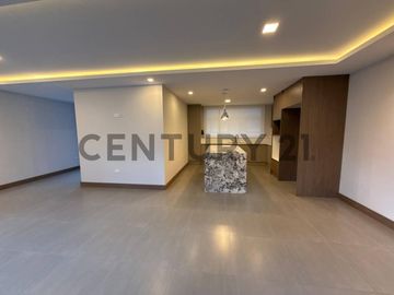 En Venta casa de 3 dormitorios c/piscina y jacuzzi en Cumbayá Vía Santa Inés