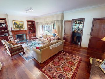 Chalet en venta  en Martínez con 5 dormitorios, 5 baños, gran jardín, pileta y parrilla