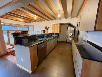 Importante Casa CON VISTAS UNICASS EN FALDEOS DE CHAPELCO - San Martin De Los Andes