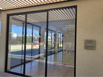 Descubre la elegancia y comodidad de nuestra casa lujosa. ¡Vive el lujo en cada detalle! ¡Reserva ahora y disfruta de una experiencia inolvidable!