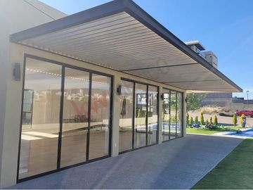 Descubre la elegancia y comodidad de nuestra casa lujosa. ¡Vive el lujo en cada detalle! ¡Reserva ahora y disfruta de una experiencia inolvidable!