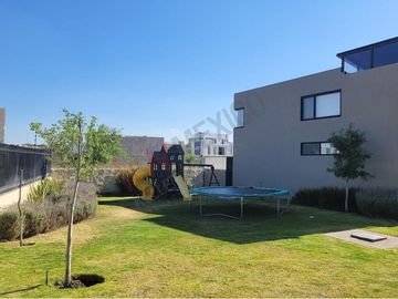 Descubre la elegancia y comodidad de nuestra casa lujosa. ¡Vive el lujo en cada detalle! ¡Reserva ahora y disfruta de una experiencia inolvidable!