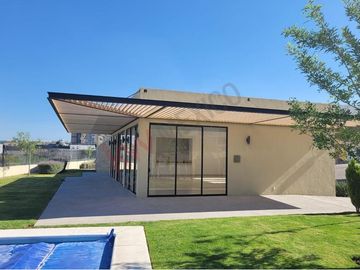 Descubre la elegancia y comodidad de nuestra casa lujosa. ¡Vive el lujo en cada detalle! ¡Reserva ahora y disfruta de una experiencia inolvidable!