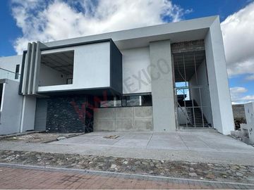 Descubre la elegancia y comodidad de nuestra casa lujosa. ¡Vive el lujo en cada detalle! ¡Reserva ahora y disfruta de una experiencia inolvidable!