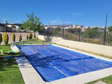 Descubre la elegancia y comodidad de nuestra casa lujosa. ¡Vive el lujo en cada detalle! ¡Reserva ahora y disfruta de una experiencia inolvidable!