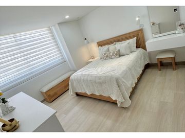 Vendo moderno apto piso medio alto en la loma de Los Mesa