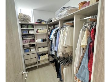 Vendo moderno apto piso medio alto en la loma de Los Mesa