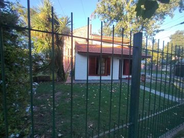 Casas con terreno en City Bell esquina apto comercial avenida
