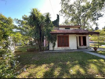 Casas con terreno en City Bell esquina apto comercial avenida