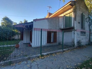 Casas con terreno en City Bell esquina apto comercial avenida