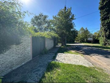 Casas con terreno en City Bell esquina apto comercial avenida