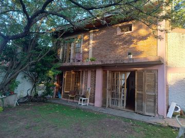 Casas con terreno en City Bell esquina apto comercial avenida