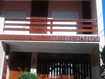 Excelente departamento de dos ambientes tipo duplex c/ cochera!!!