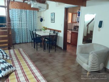 Excelente departamento de dos ambientes tipo duplex c/ cochera!!!
