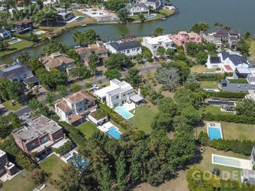 Casa Moderna en Venta con Doble Bosque en Los Castores - Nordelta