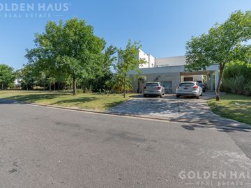 Casa Moderna en Venta con Doble Bosque en Los Castores - Nordelta
