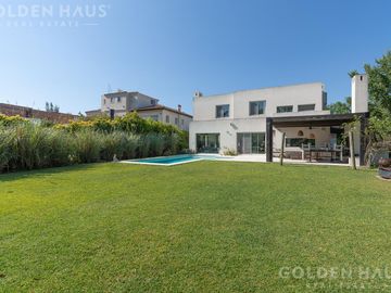 Casa Moderna en Venta con Doble Bosque en Los Castores - Nordelta
