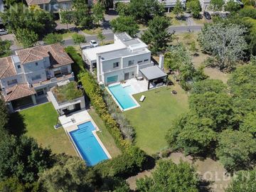 Casa Moderna en Venta con Doble Bosque en Los Castores - Nordelta