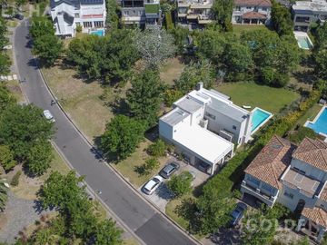 Casa Moderna en Venta con Doble Bosque en Los Castores - Nordelta