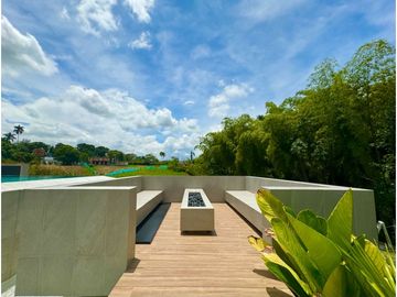 Con una arquitectura contemporánea y un paisajismo espectacular