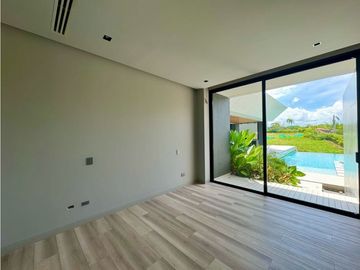 Con una arquitectura contemporánea y un paisajismo espectacular