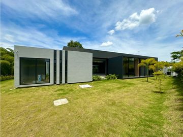 Con una arquitectura contemporánea y un paisajismo espectacular