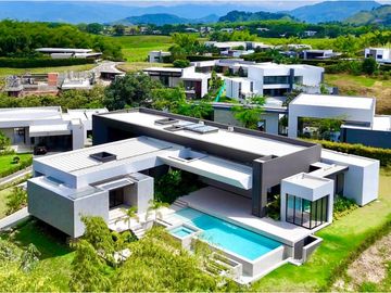 Con una arquitectura contemporánea y un paisajismo espectacular