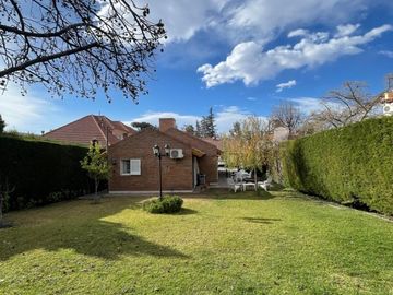 LUMINOSA CASA EN VENTA EN BARRIO SOL TRAPICHE DE GODOY CRUZ