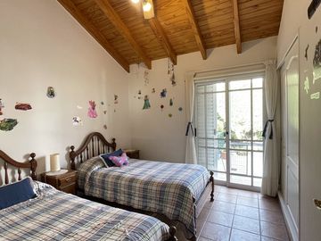 LUMINOSA CASA EN VENTA EN BARRIO SOL TRAPICHE DE GODOY CRUZ
