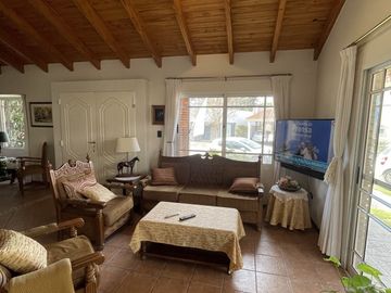 LUMINOSA CASA EN VENTA EN BARRIO SOL TRAPICHE DE GODOY CRUZ