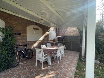 LUMINOSA CASA EN VENTA EN BARRIO SOL TRAPICHE DE GODOY CRUZ