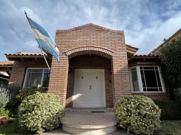 LUMINOSA CASA EN VENTA EN BARRIO SOL TRAPICHE DE GODOY CRUZ